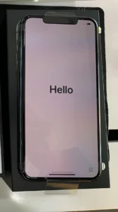 iPhone 11 Pro Max mặt trước hiện màn hình Hello, đặt trong hộp mới mở