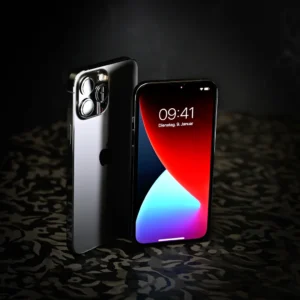iPhone 13 Pro và iPhone 13 Pro Max đặt cạnh nhau: một máy mặt lưng, một máy mặt trước màn hình khoá