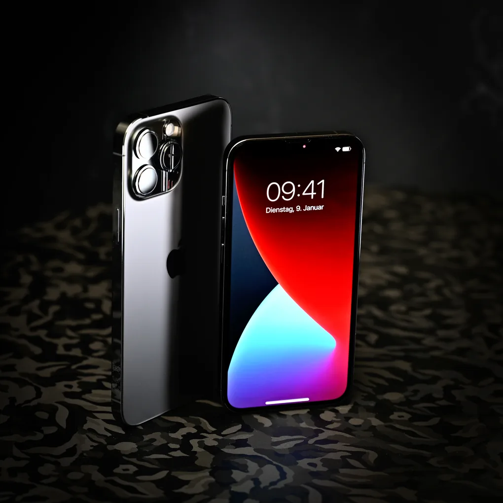 iPhone 13 Pro và iPhone 13 Pro Max đặt cạnh nhau: một máy mặt lưng, một máy mặt trước màn hình khoá