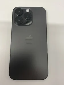 iPhone 14 Pro màu Đen Không Gian, mặt lưng, đặt trên nền sáng