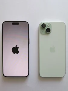 iPhone 15 Plus màu Xanh Lá (mặt lưng) đặt cạnh một iPhone 15 Plus nhìn mặt trước