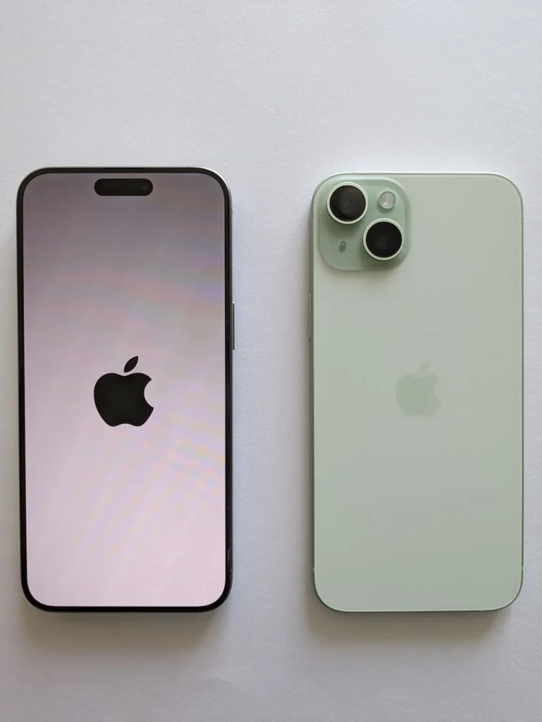 iPhone 15 Plus màu Xanh Lá (mặt lưng) đặt cạnh một iPhone 15 Plus nhìn mặt trước