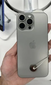 iPhone 15 Pro Max màu Titan Tự Nhiên, mặt lưng, máy trưng bày cầm trên tay
