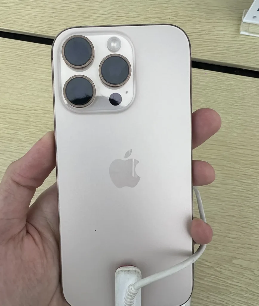 iPhone 16 Pro màu Titan Sa Mạc, mặt lưng, máy trưng bày cầm trên tay