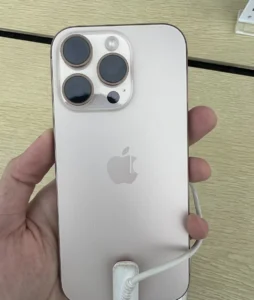 iPhone 16 Pro màu Titan Sa Mạc, mặt lưng, máy trưng bày cầm trên tay