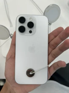 iPhone 16 Pro màu Titan Trắng, mặt lưng, máy trưng bày cầm trên tay