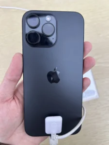iPhone 16 Pro Max màu Titan Đen, mặt lưng, máy trưng bày cầm trên tay