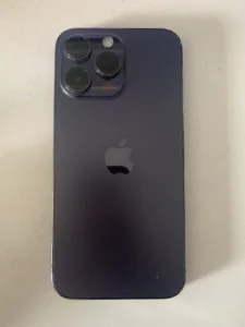 Mặt lưng iPhone 14 Pro Max màu Tím Đậm với cụm ba camera, trên nền sáng